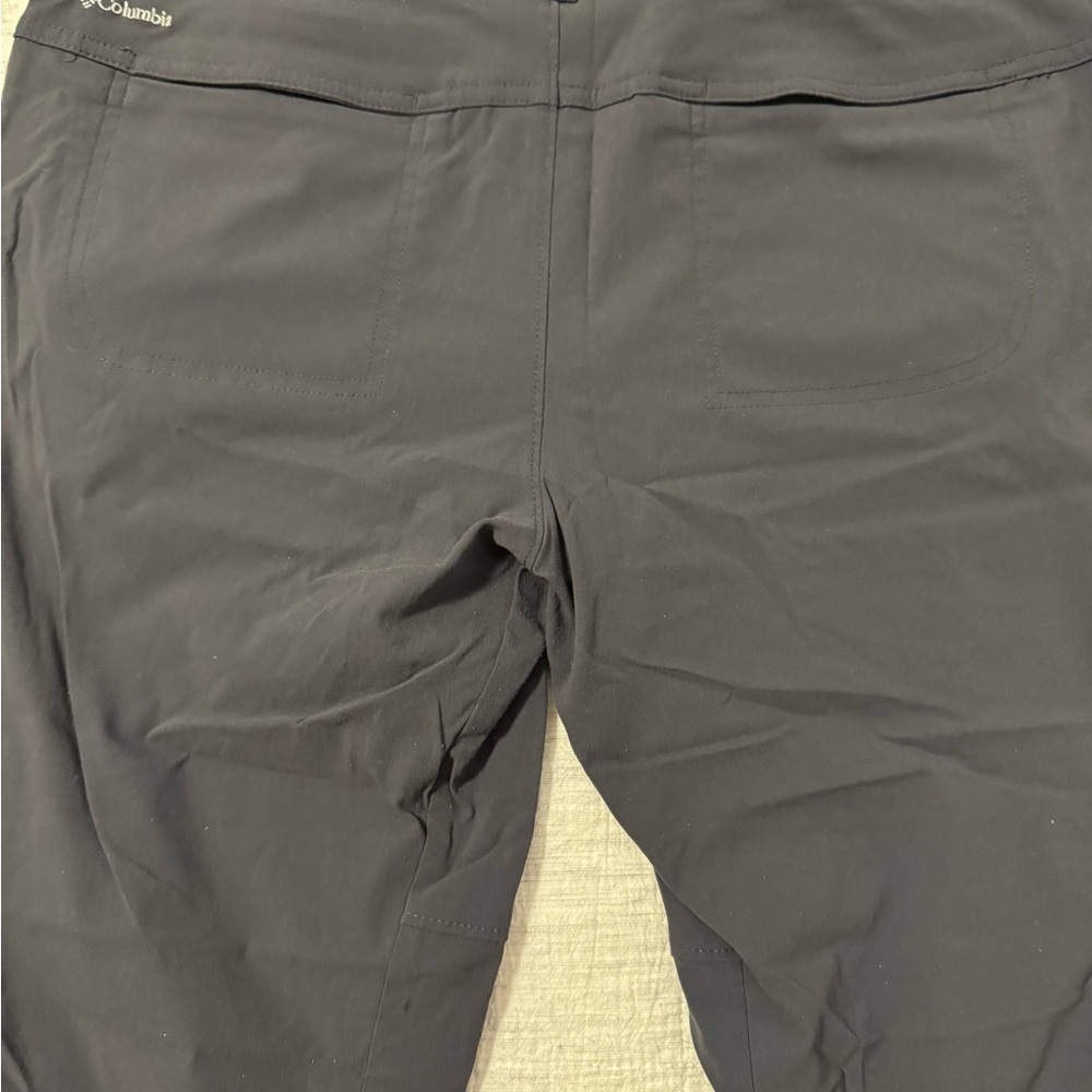 Columbia Womens Dark Grayish Black Capris w/drawstring at bottom. Size Medium - Picture 5 of 5